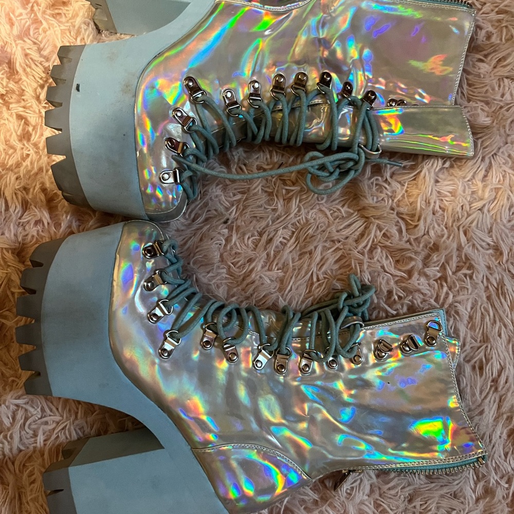 Iridescent type Platform boot